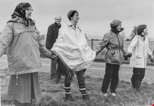 supporting image for Safon Uwch Cymraeg: Sul y Mamau yn Greenham, 1984 - Dysgu Cyfunol﻿﻿